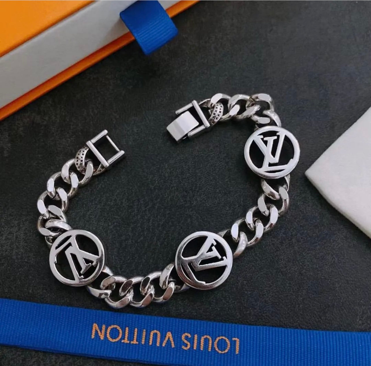 سوار LV