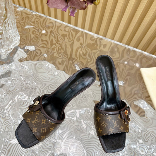 0528 صنادل بكعب قطة