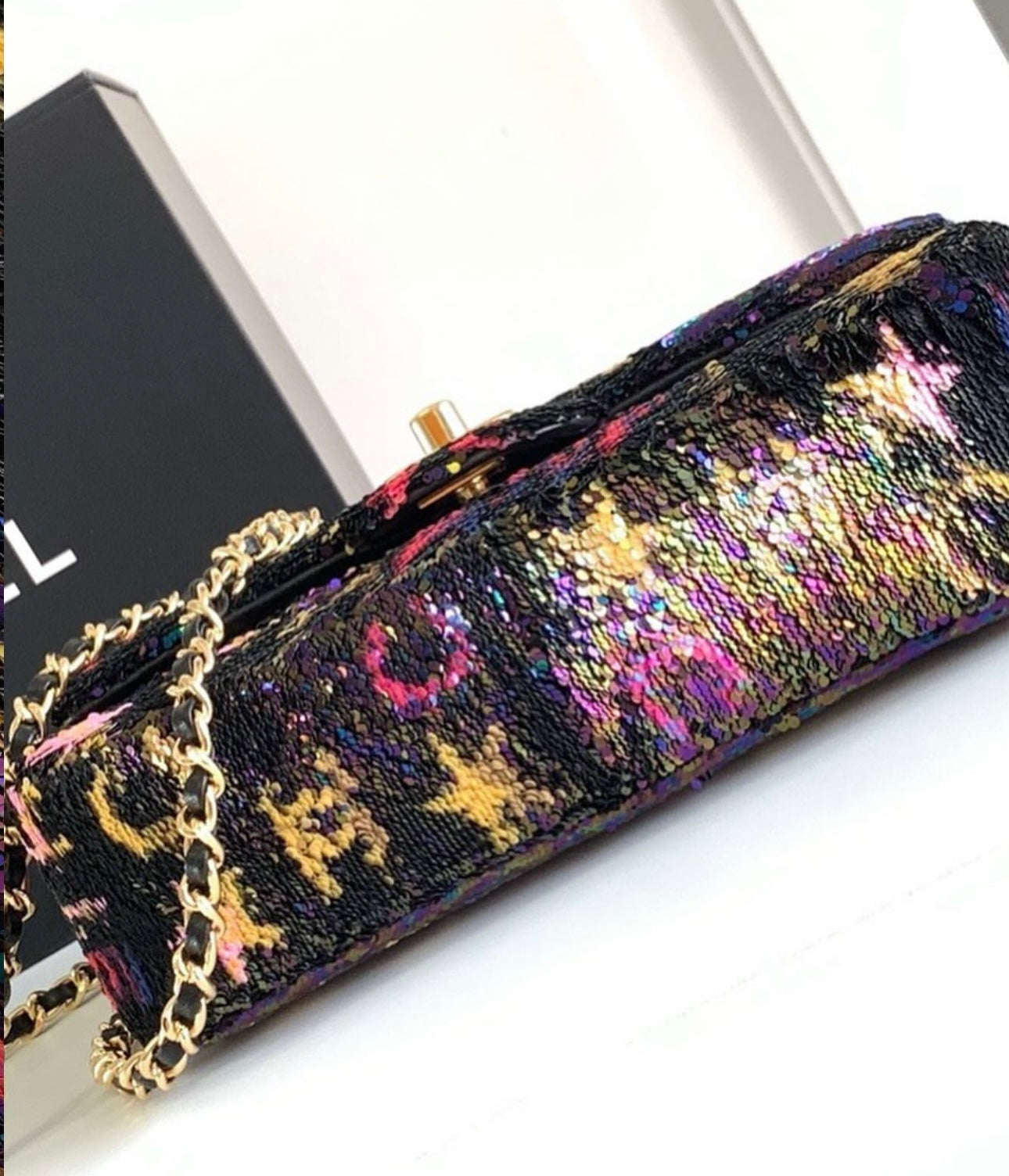 حقيبة صغيرة بغطاء قلاب