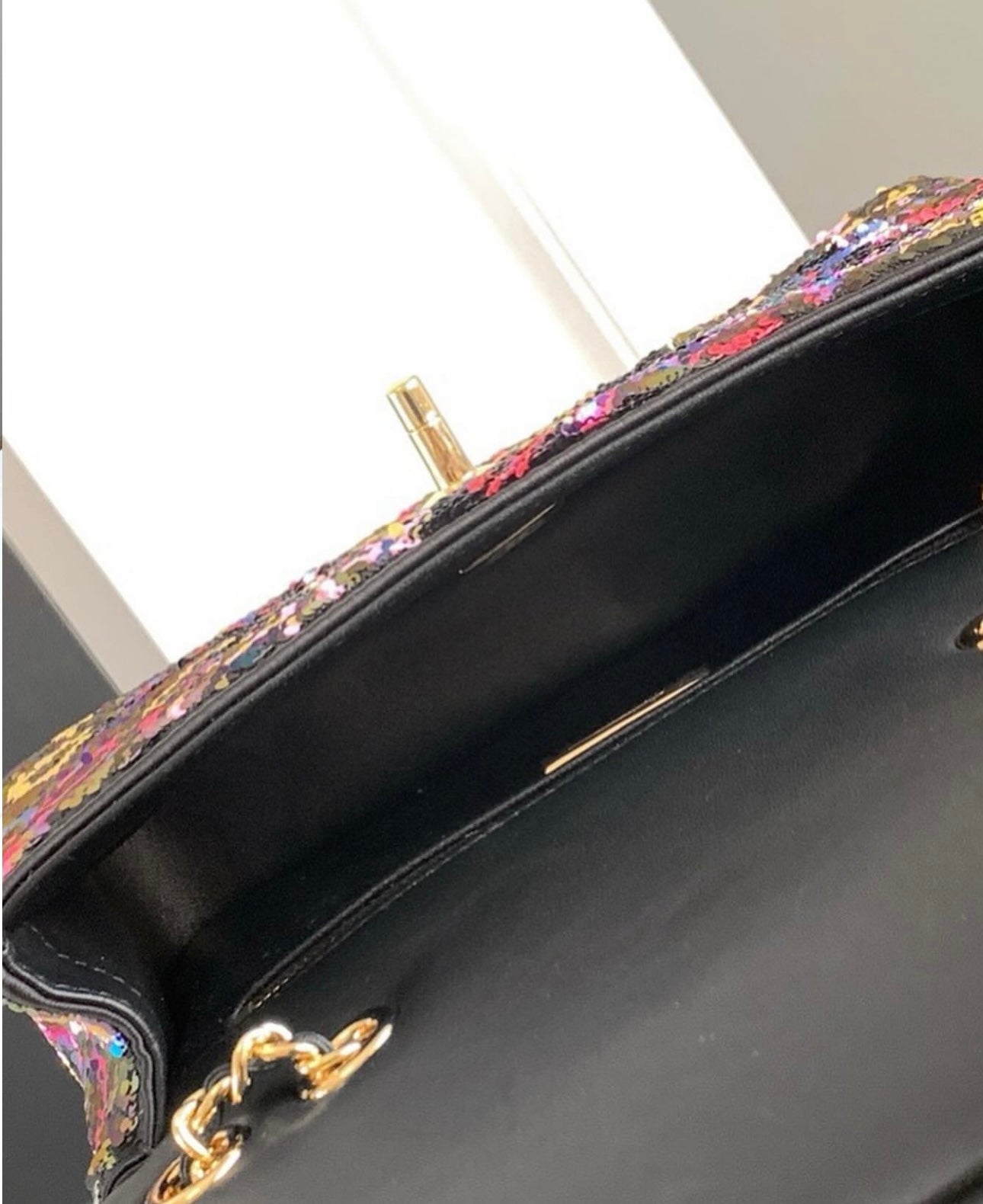 حقيبة صغيرة بغطاء قلاب
