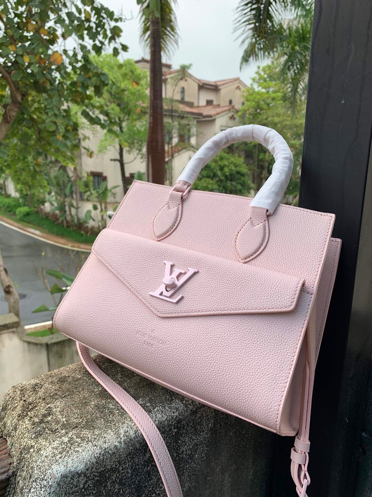 حقيبة Lockme Tote PM