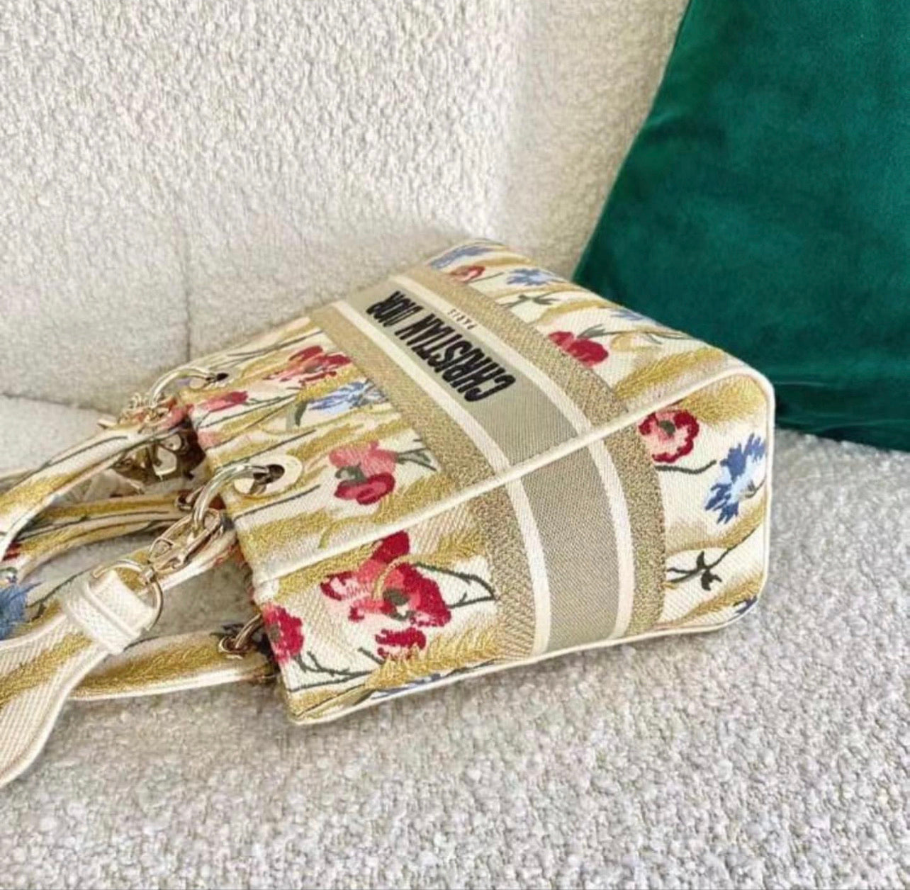 حقيبة ليدي ديور