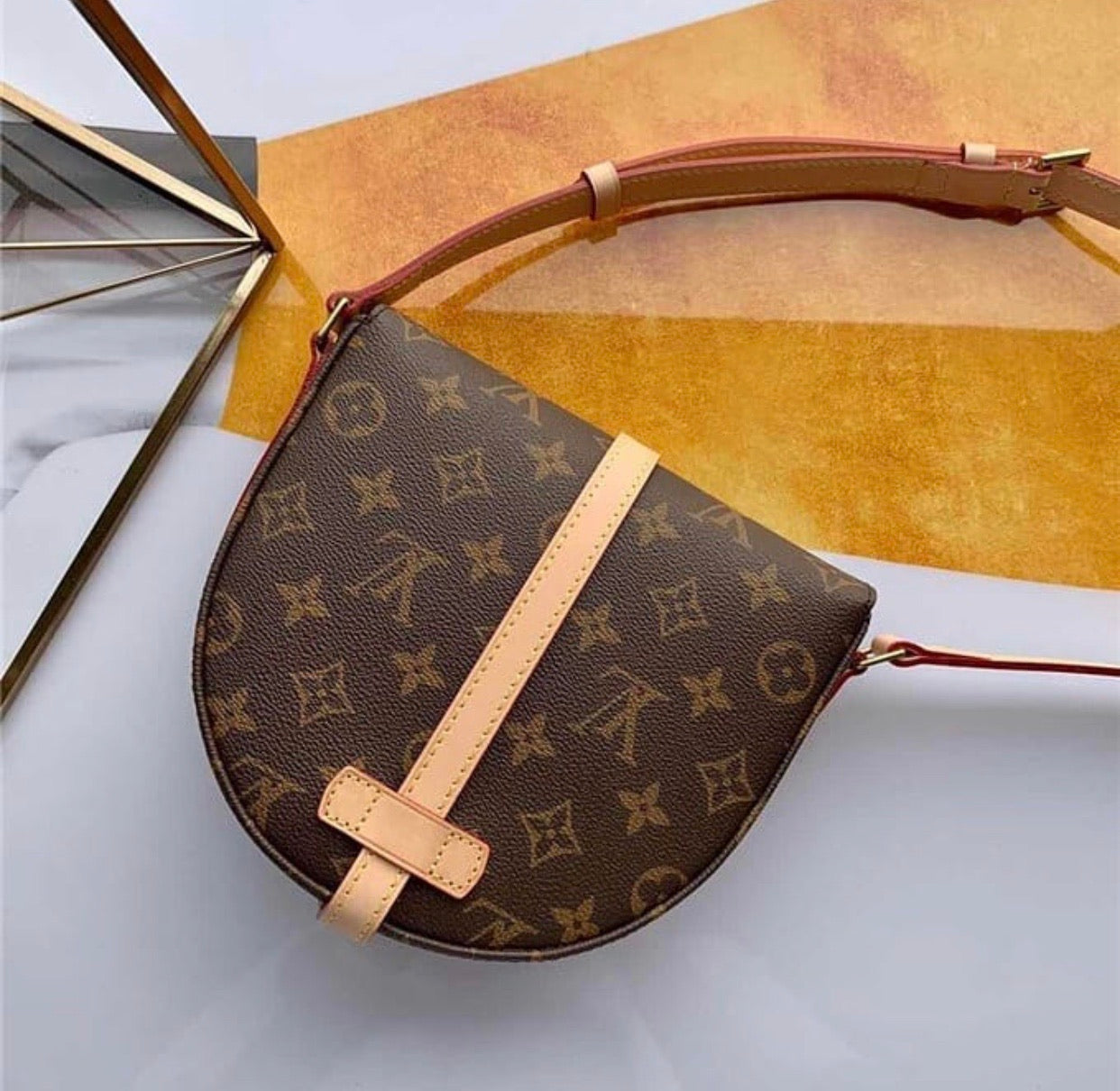 حقيبة كتف بطبعة شعار الماركة