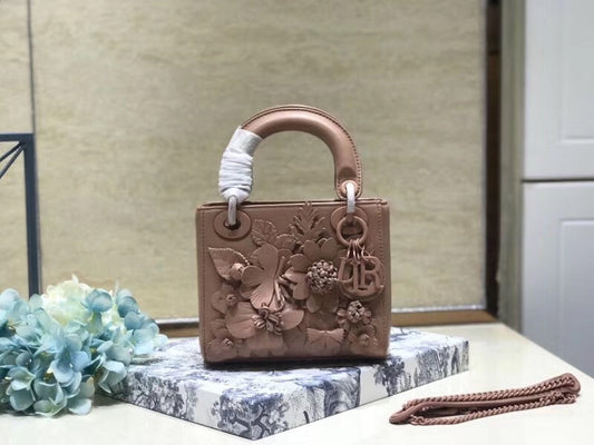 حقيبة Lady Dior المزدانة